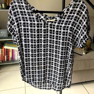 BUNDLE TO SAVE ✨ Black and white work shirt